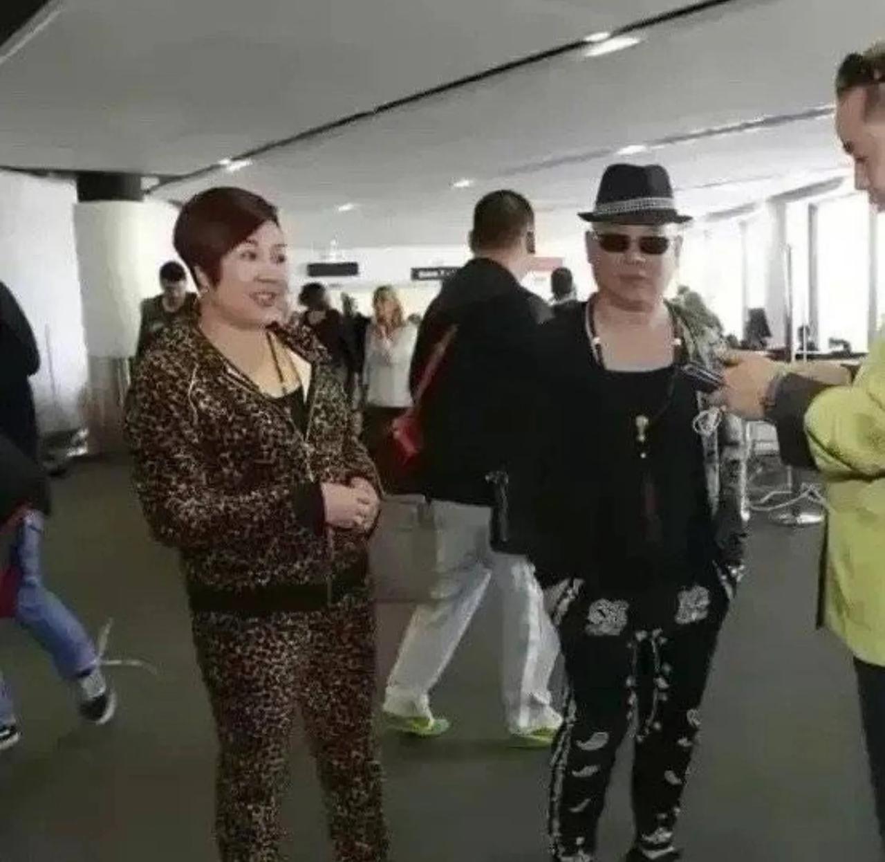郭德纲年轻的时候，也是走在时尚前沿的潮男啊，这身打扮哪怕放在如今也是相当个性的存