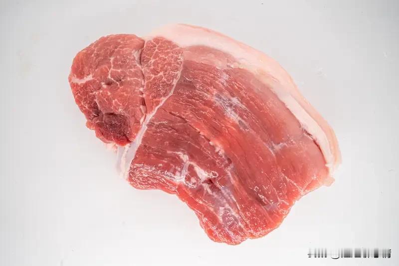 现在猪肉很便宜！你吃过最便宜的猪肉是多少钱一斤?

菜场转角，猪肉摊的王叔正拿蒲