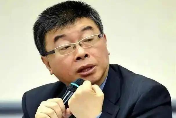 超级敢说话的邱毅竟给大陆对台策略下了一个定义。邱毅曾说，大陆现在对台湾干的事，叫