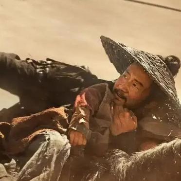 李连杰在《镖人》里只打了三分钟。 
全场起立鼓掌。
吴京演的刀马，为几两银子跟几