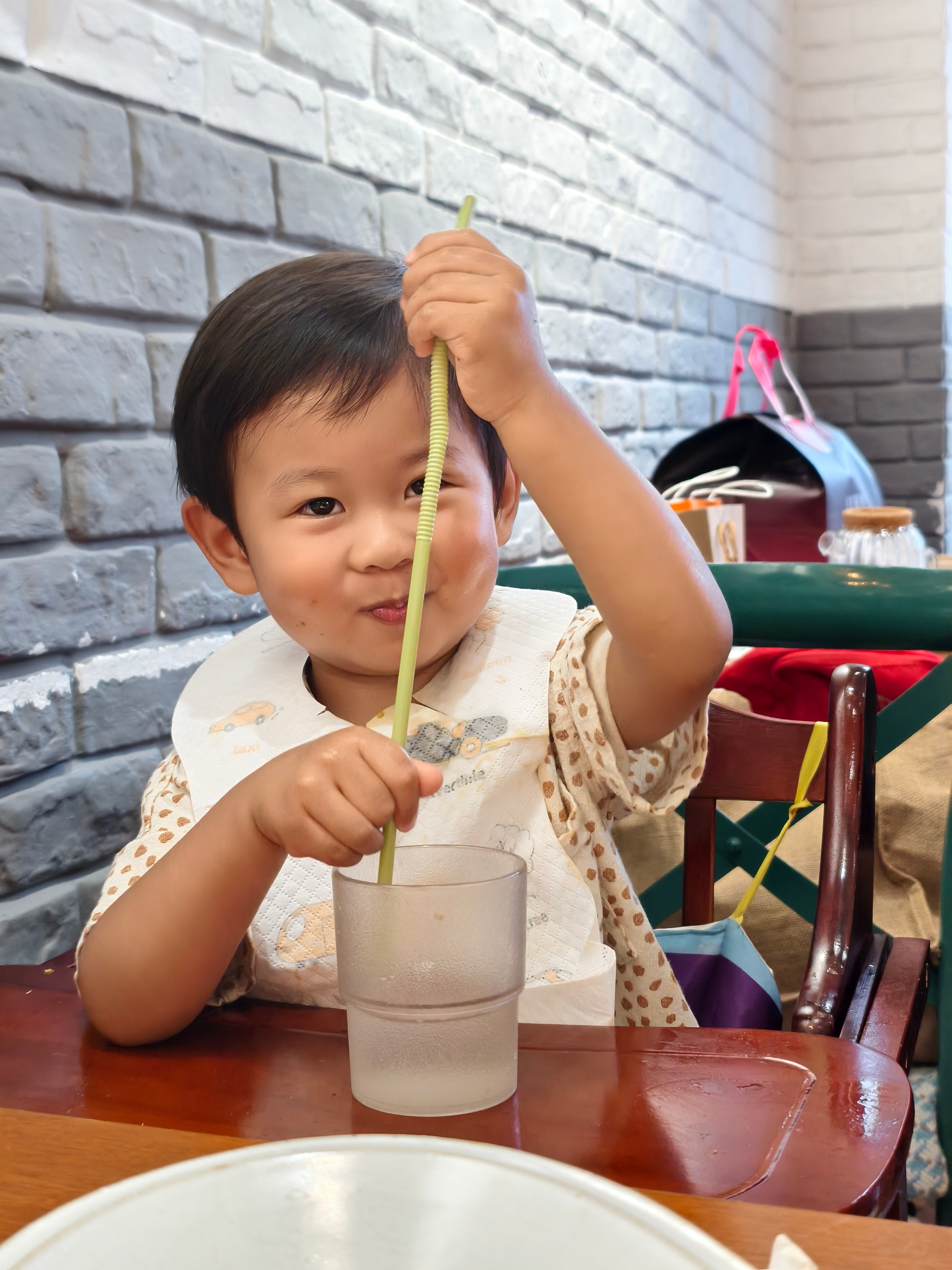 我说孩子虽然没搞头型但还挺可爱的，小虾：“搞了啊，我搞的徐志胜同款头型。”
