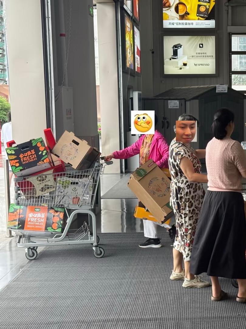 开市客 看看谁家婆婆又来进货了

一开市客，总能看见专门来收纸箱的长辈。
买几样