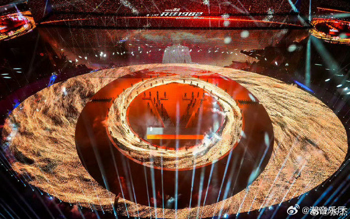 张杰赚点钱全花舞美上了 张杰用顶级舞美回馈歌迷，每一幕都像大片，视听体验直接拉满