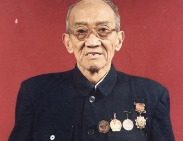 1953年，交换俘虏仪式，一位骨瘦如柴的男子向我方走来，他是志愿军60军180师