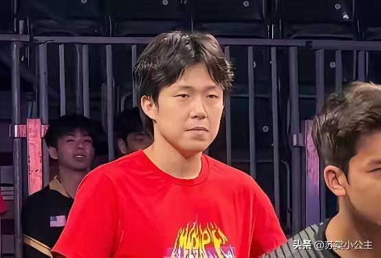 一烫老十岁
看来我们王队长也逃不过这个“魔咒”
我看了半天
大头确定这是烫发了吗