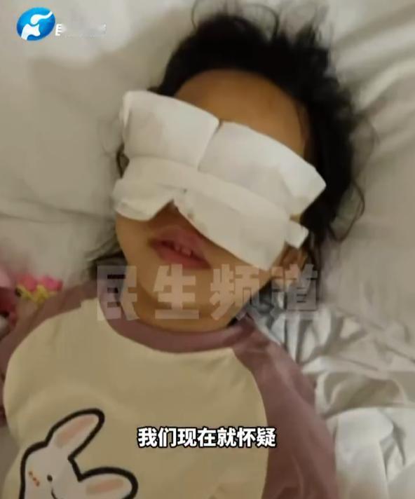 4岁小女孩因为一场意外，本来右眼需要做手术，但医生竟然误开了左眼。
这真的是惊心