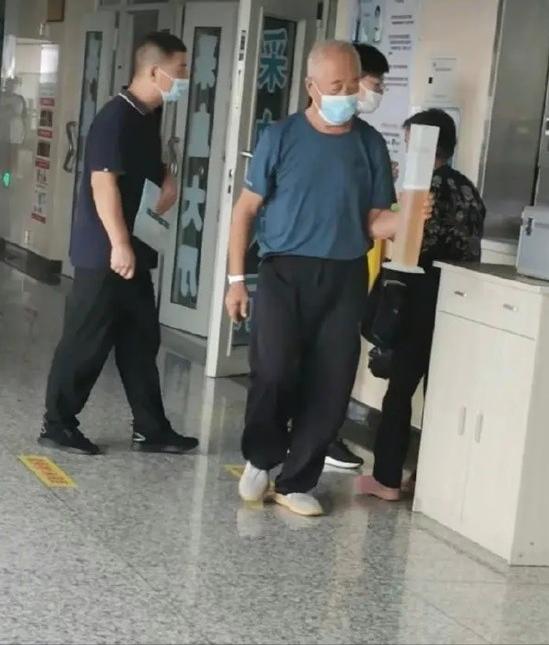 大爷手里拿的那个，是要去检验？