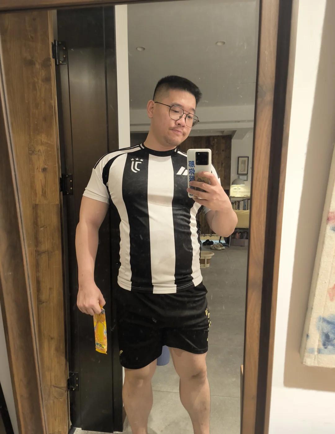 嘿嘿😬
健身毫无训练痕迹 满脸的沧桑 熊 强壮的男人 憨厚老实人 寸头 镜子有