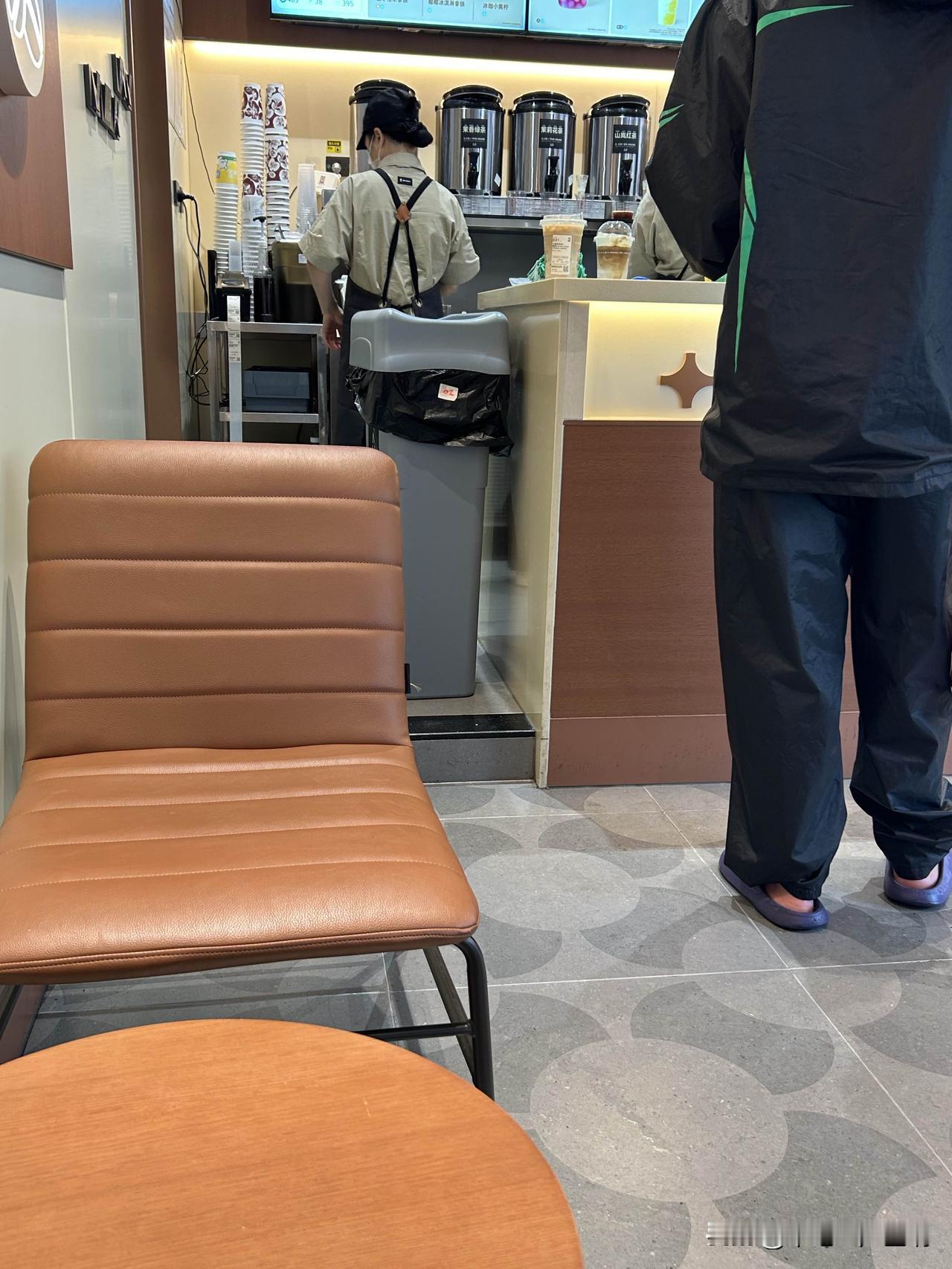 女生做奶茶店员，其实好处真的不少！

据调查，现在不少的年轻女孩子选择工作，第一