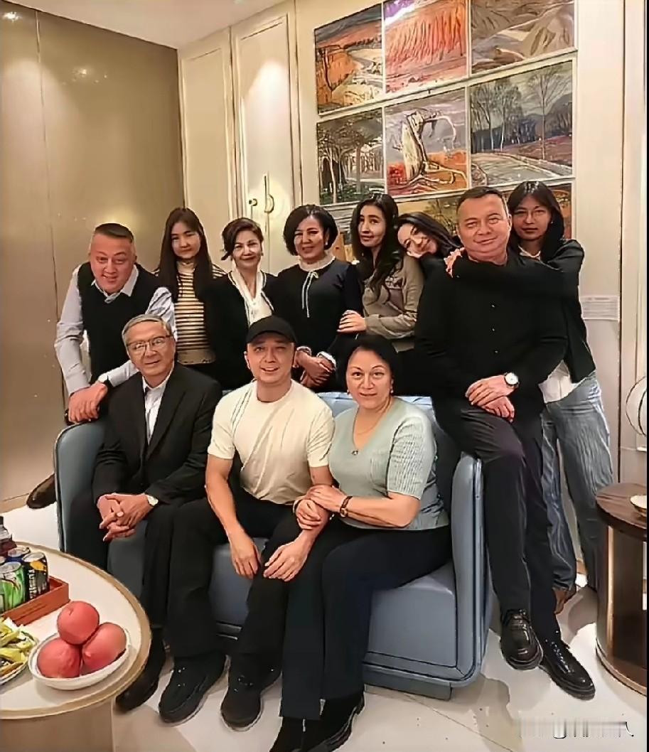 重组家庭的孩子，照样能在爱里长大，活成一束光，尼格买提就是最好的例子。
 
他爸