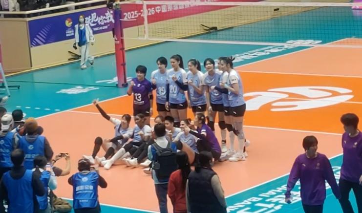 女排联赛半决赛第一场，天津主场3-0击败夺冠热门江苏队。
女排联赛半决赛采用金局