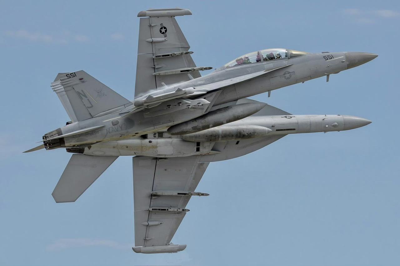 两架美国海军E/A-18G型“咆哮者”舰载电子战飞机，最后的定妆照，好亲密啊！