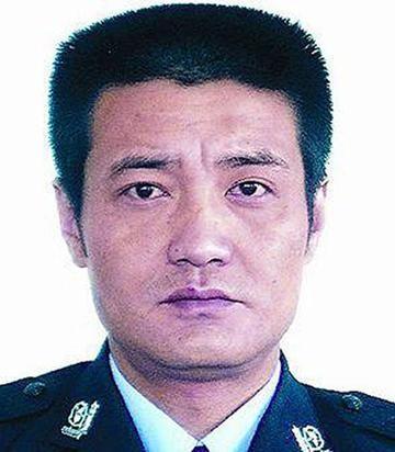 1998年，一名男子在兰州火车站等待火车，这时从他身边走过来一名警察，两人对视一