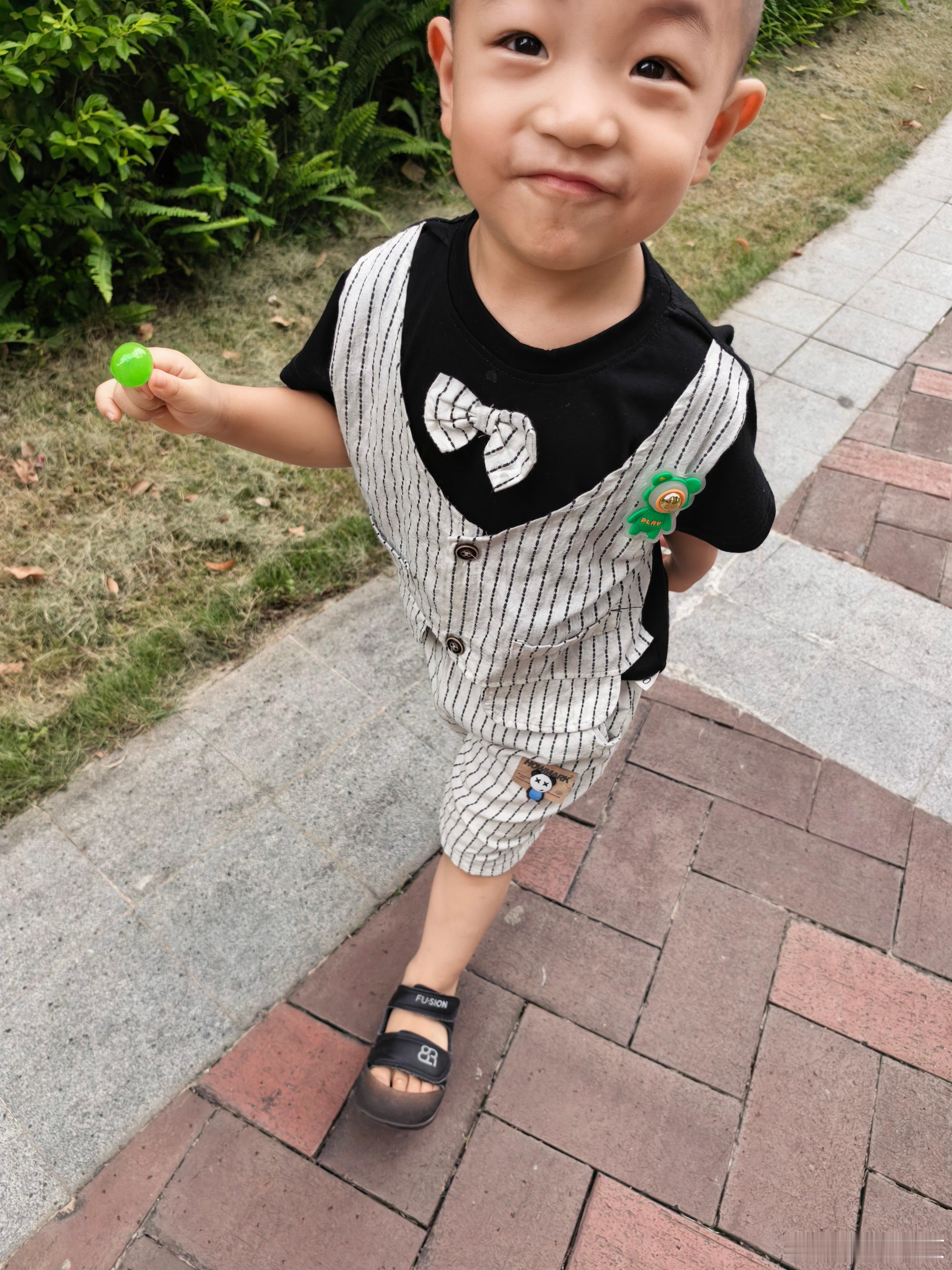 今天穿帅气新衣服是帅小伙一枚下去没多久就下雨于是又赶紧回来带娃随手拍
