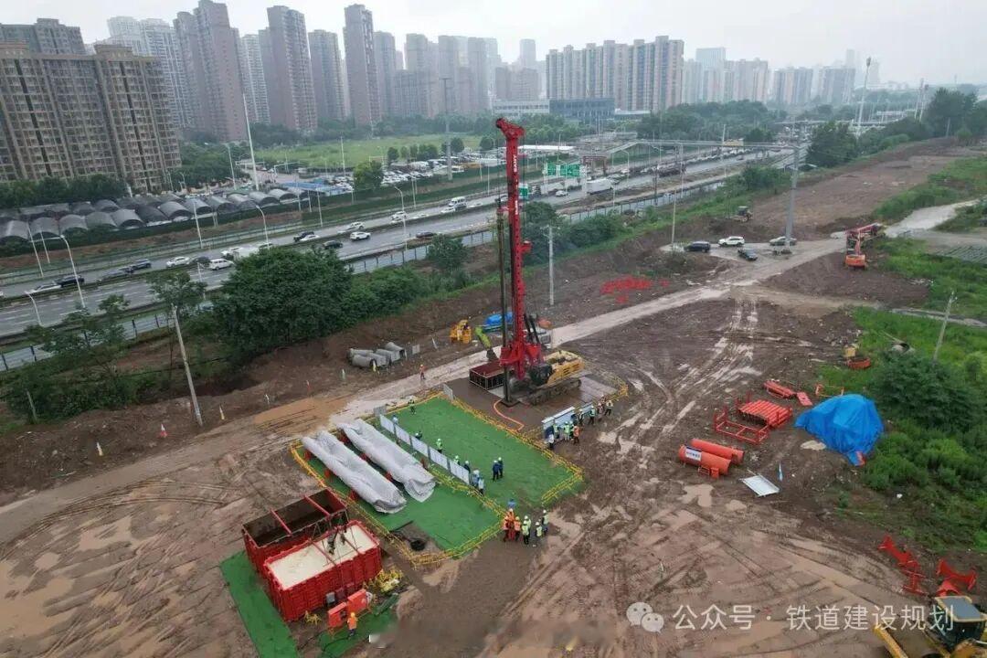 国铁头条【白沙洲长江公铁大桥，主体工程开工】央广网武汉消息：6月8日6时38分，