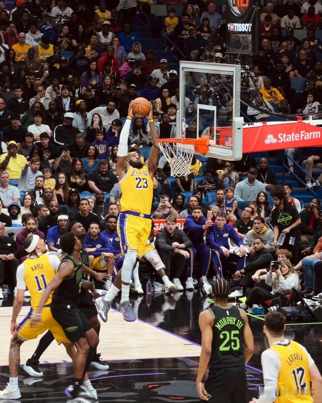 詹姆斯41岁了还能飞！

今天对阵鹈鹕队，詹姆斯仅仅在上半场就已经贡献了三记扣篮