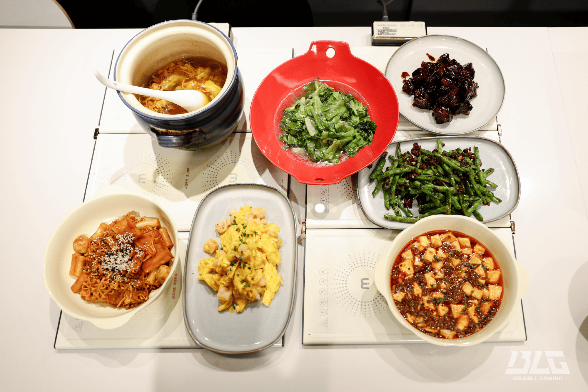 BLG深夜分享美食：今日份夜宵已就位，大厨努力学习新菜系中