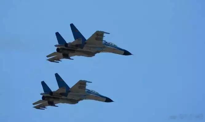 近日东部战区空军某部严密组织跨昼夜飞行训练多批次战机轮番起落锤炼空战硬功 ​​​