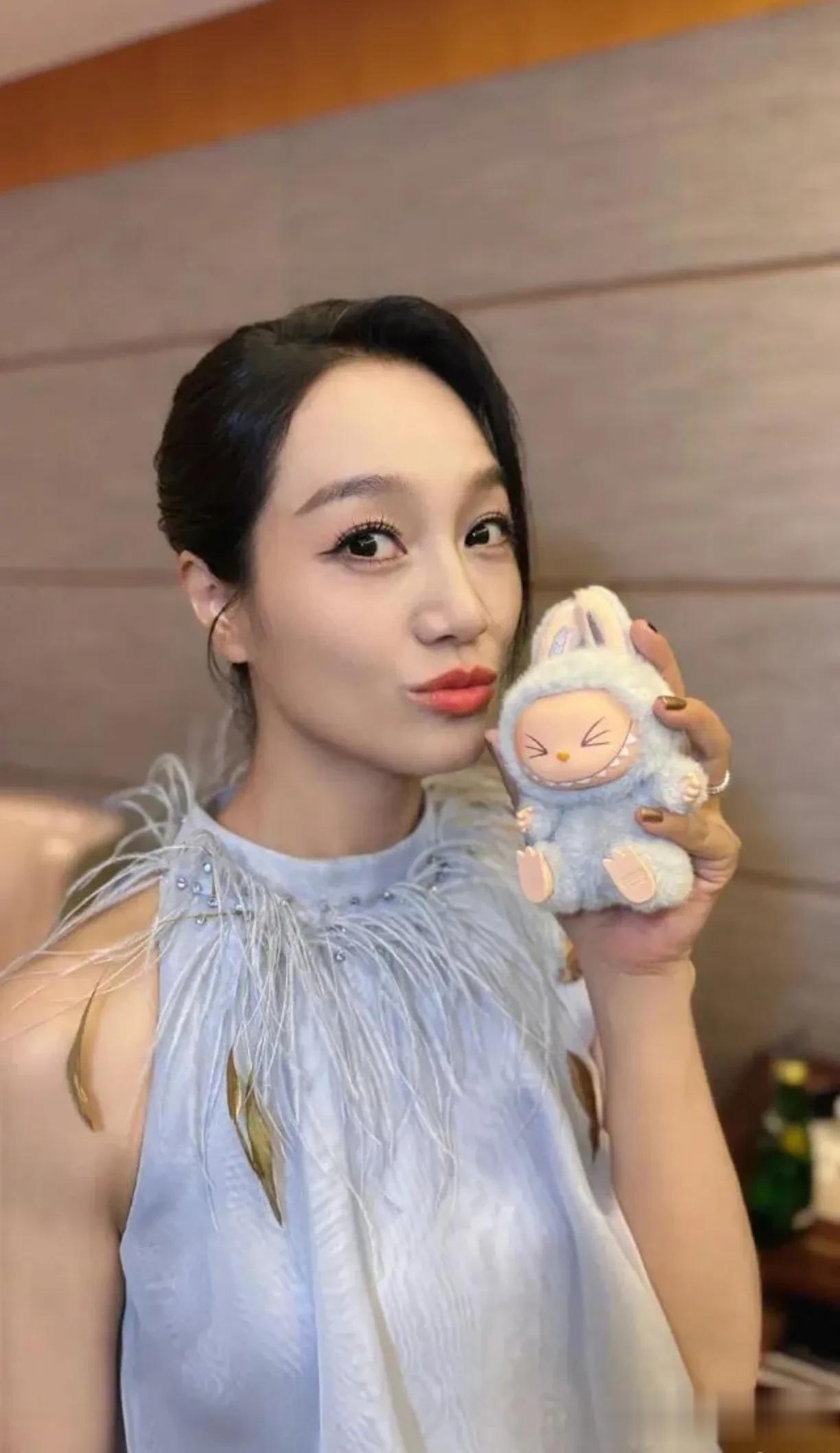 朱丹发长文道歉，澄清她女儿没有留级四年，她儿子上的是混龄班，她的本意是表达姐姐喂