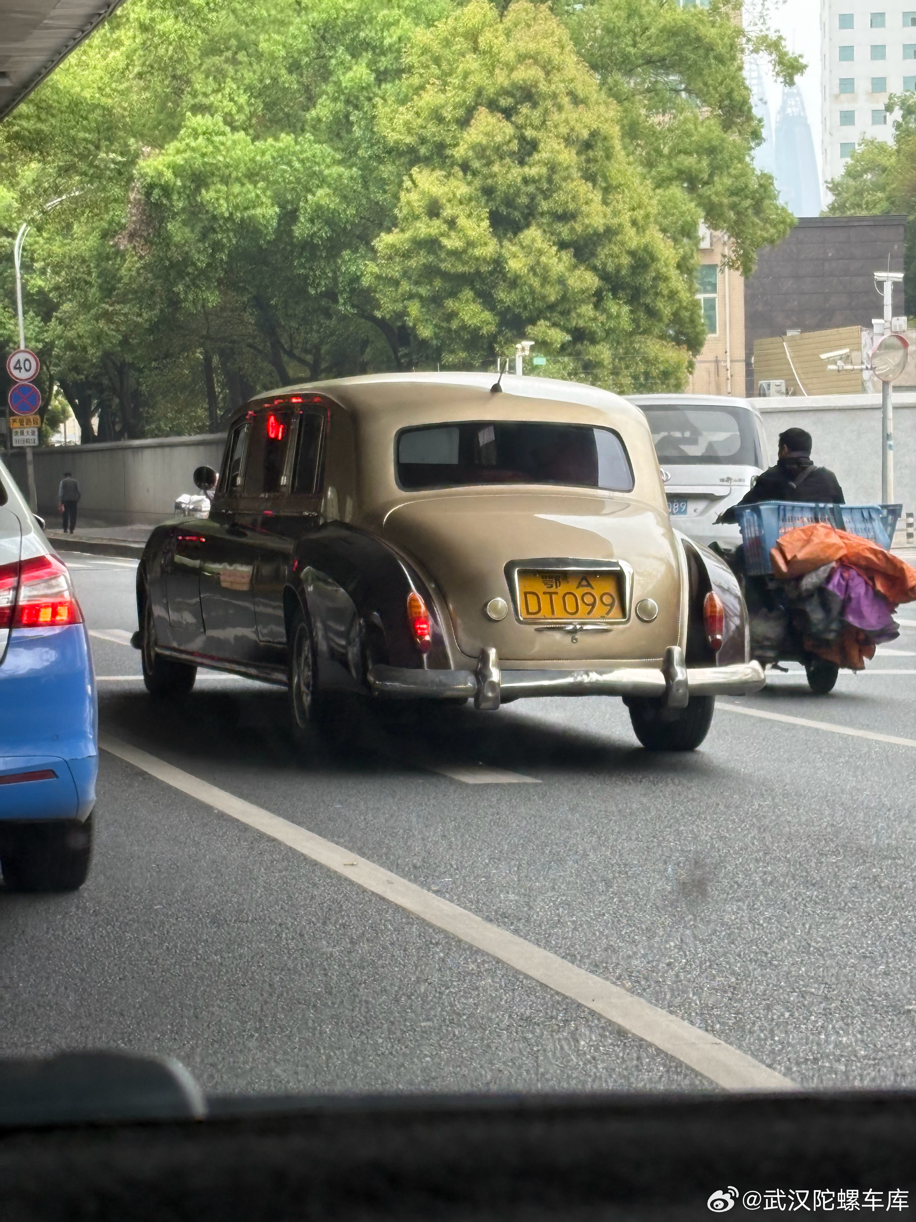 路上见到活的了——“国产劳斯莱斯”神奇的车型 青岛索尔黄牌婚庆神器 武汉