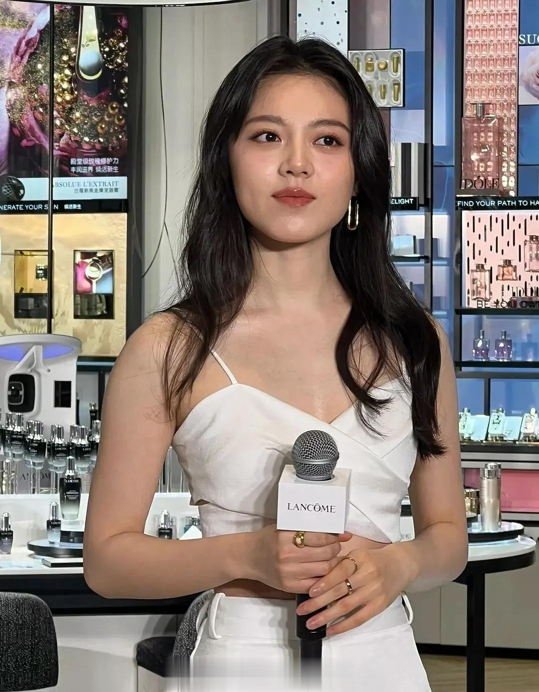明明是同一个人，怎么就拍出了两个人的感觉。一个是整容版的中年妇人，不知道的还赵今