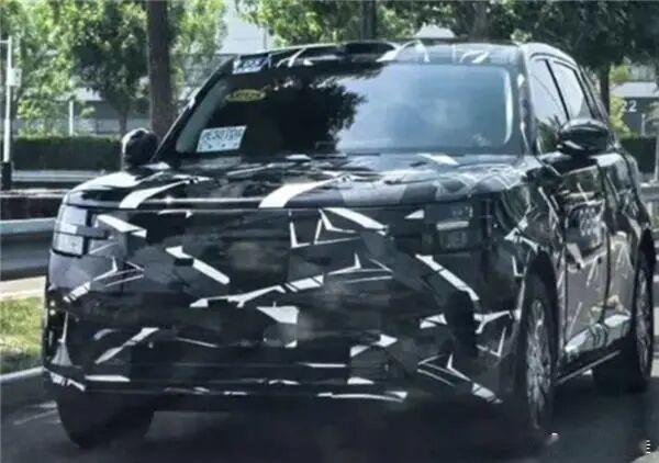 小米四款新车曝光简单概括一下，四款车：首款增程SUV：寻天昆仑N3，归属子品牌寻