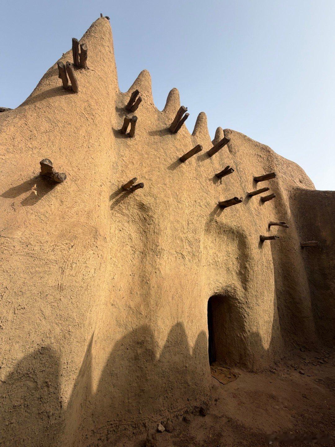 科特迪瓦最古老的建筑，世界遗产滕格雷拉清真寺。科特迪瓦北部的滕格雷拉（Tengr