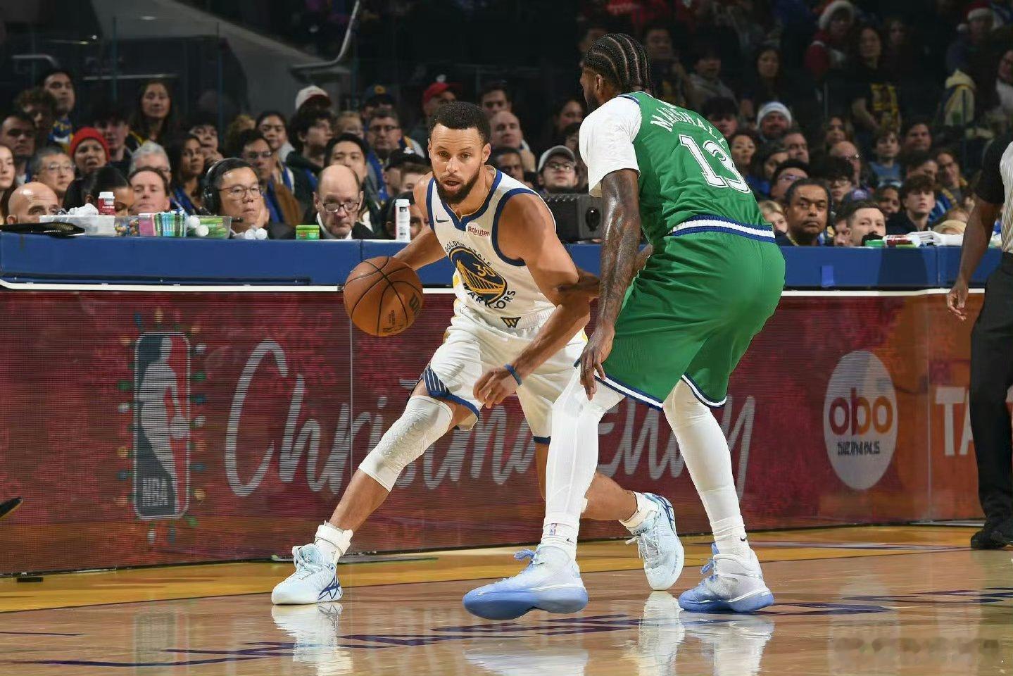 猝不及防又合情合理！库里终于在圣诞大战上脚了KT11！库里圣诞大战上脚克莱签名鞋