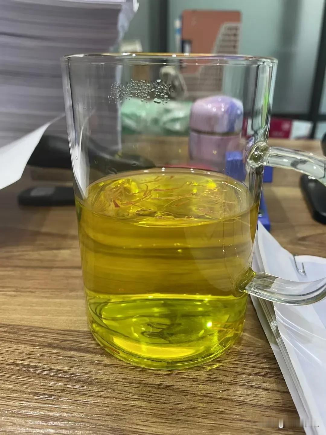 说好不吃晚饭的，让家里那个胖子骗的吃了一大碗酸菜面片。他说面粉是自家磨的，面是自