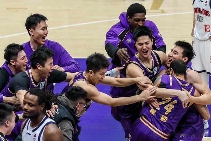 随着广州龙狮得分后卫刘颜诚最后时刻命中关键三分并两罚全中，全场18中9，砍下27