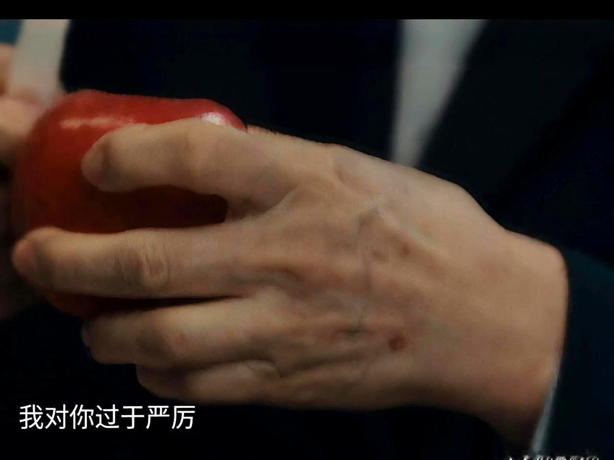 62岁的王姬，脸保养得真好，可手骗不了人。

新剧《爱情没有神话》里，她演唐嫣的