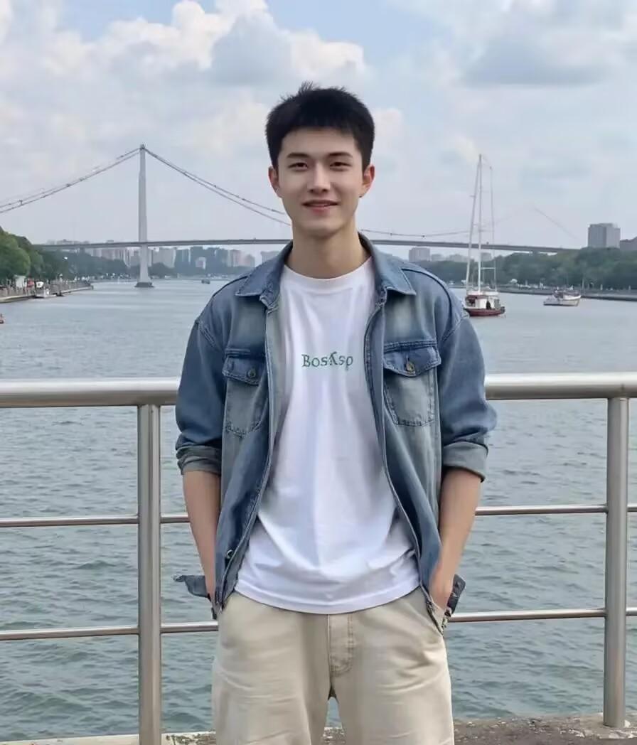 一29岁女孩无偿捐献骨髓，救了一名17岁白血病男孩。没想到，男孩康复后见到她，紧