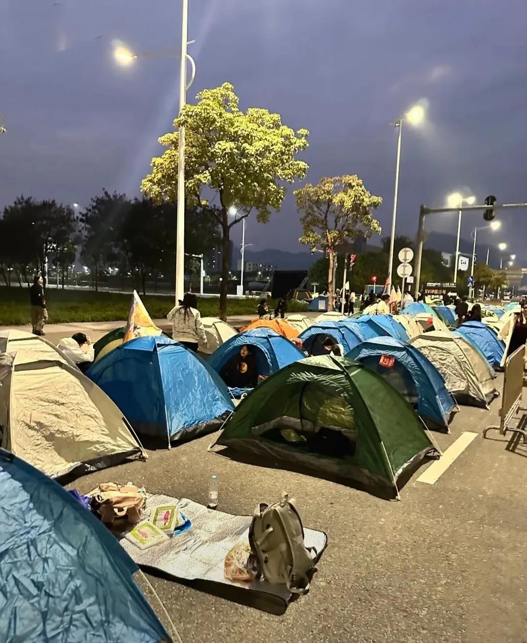 这次十一长假，

捧红了一个新行业！当你去景点人山人海，被酒店坐地起价时，路边1