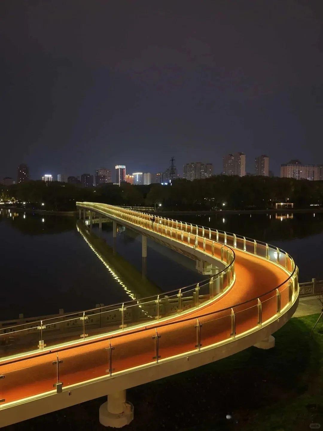 上联：桥连两岸路.求下联心系故乡人。