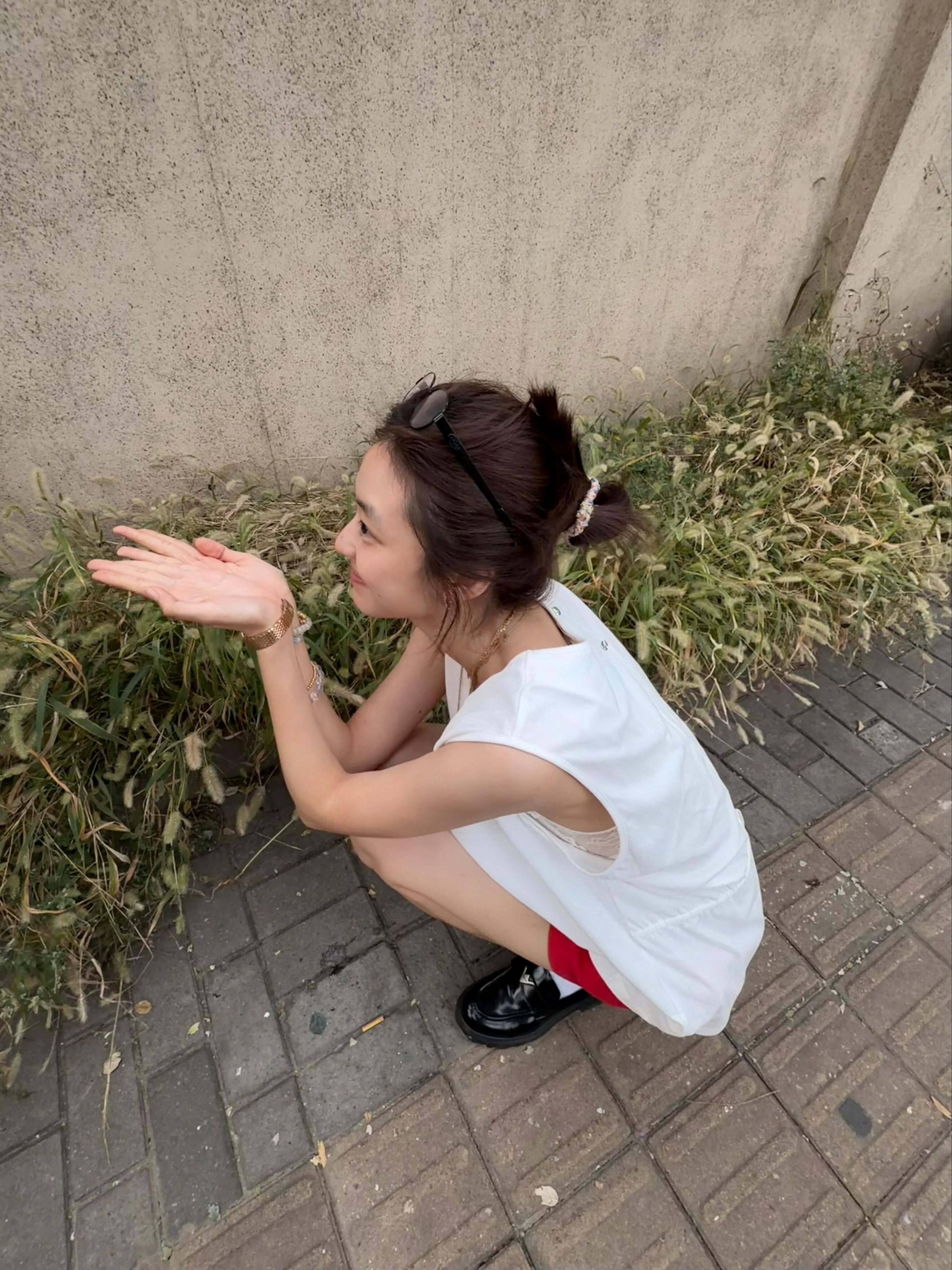 孙千真狗尾巴草剧里那句伤人的话，在现实生出别样浪漫，孙千和墙边狗尾巴草同框，俏皮