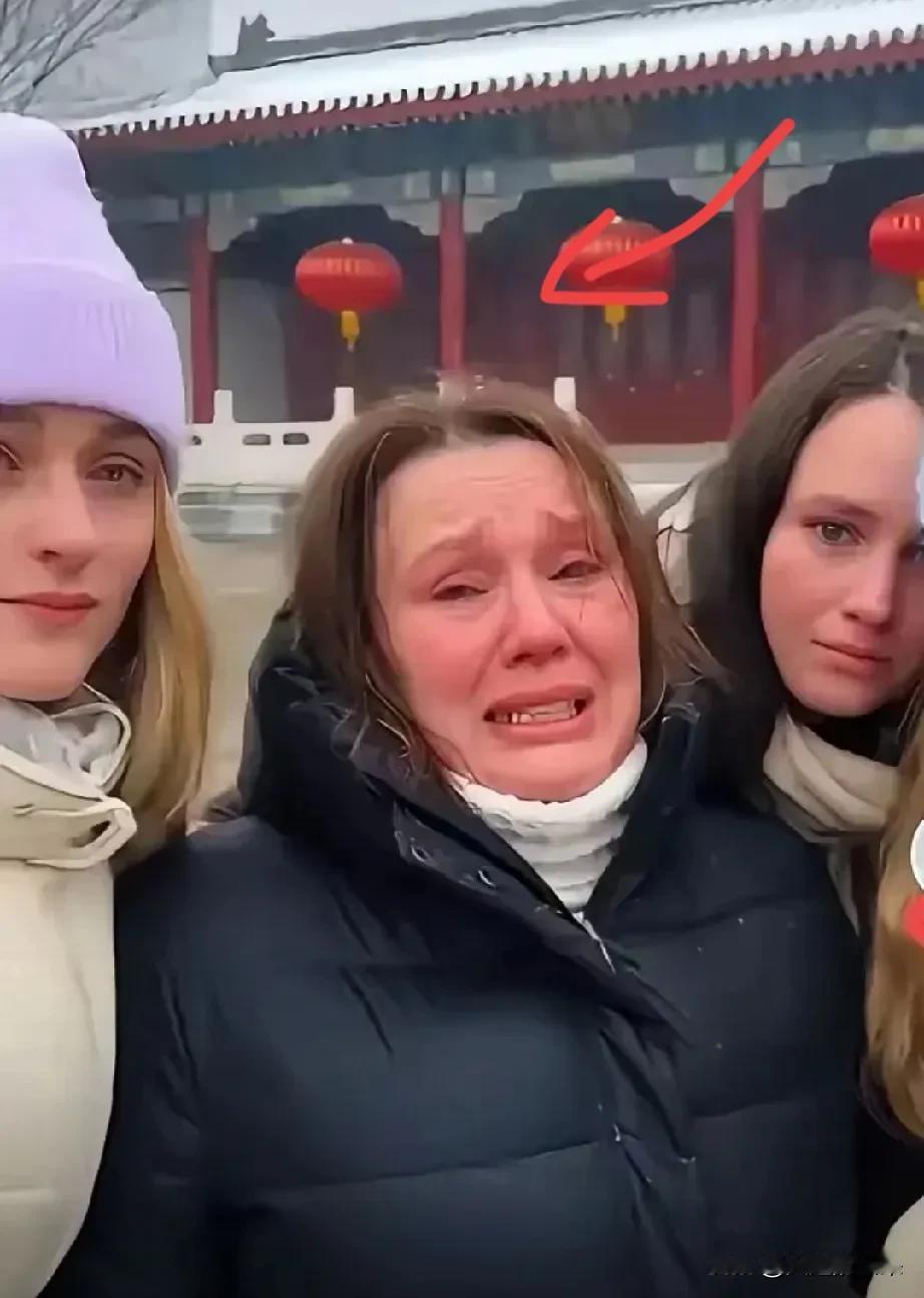 一位乌克兰大妈的采访，

听得人心里五味杂陈。

人家明确表态：想把三个闺女全嫁