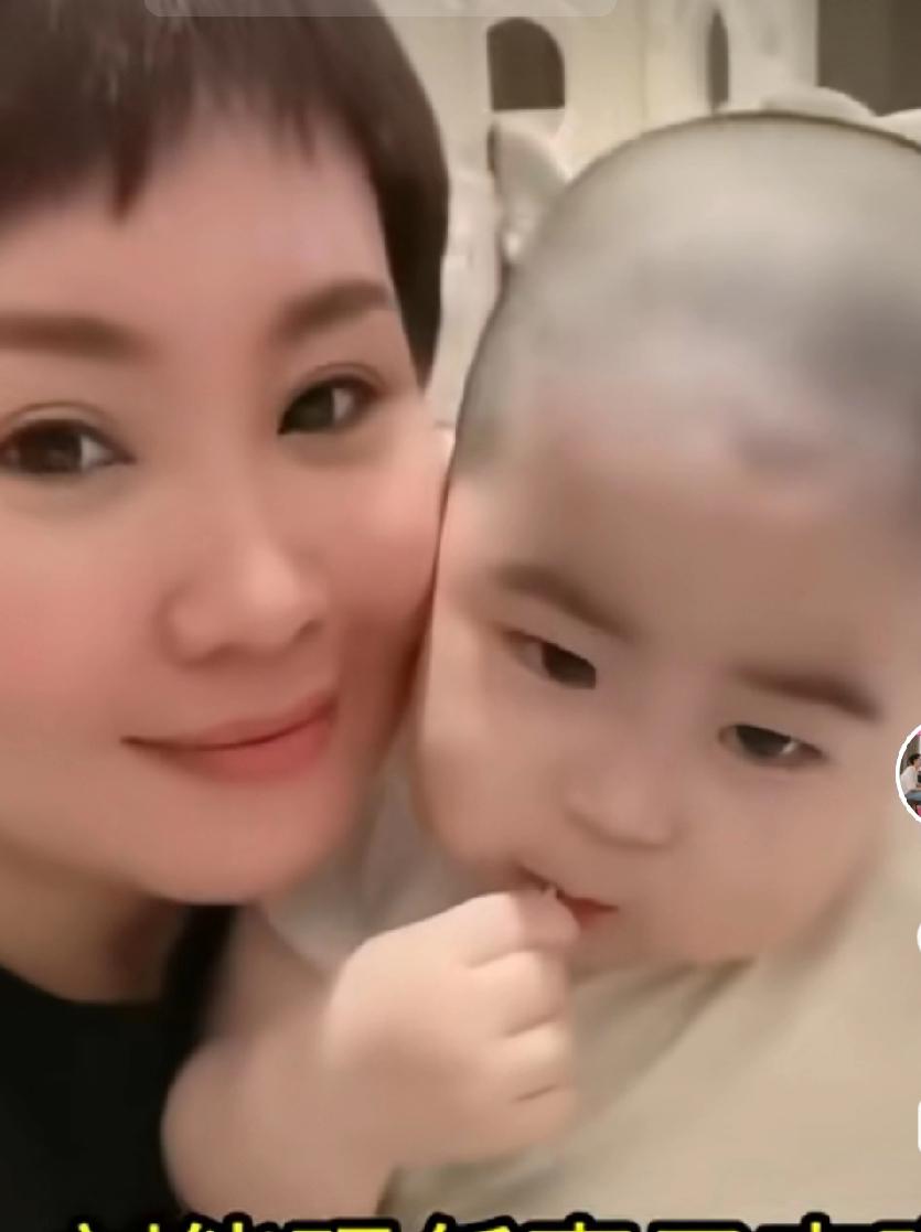 她表面看着挺喜欢这个嫡长孙，心里可不是这样的。王亮骂她小妲己，王亮结婚她不让他亲