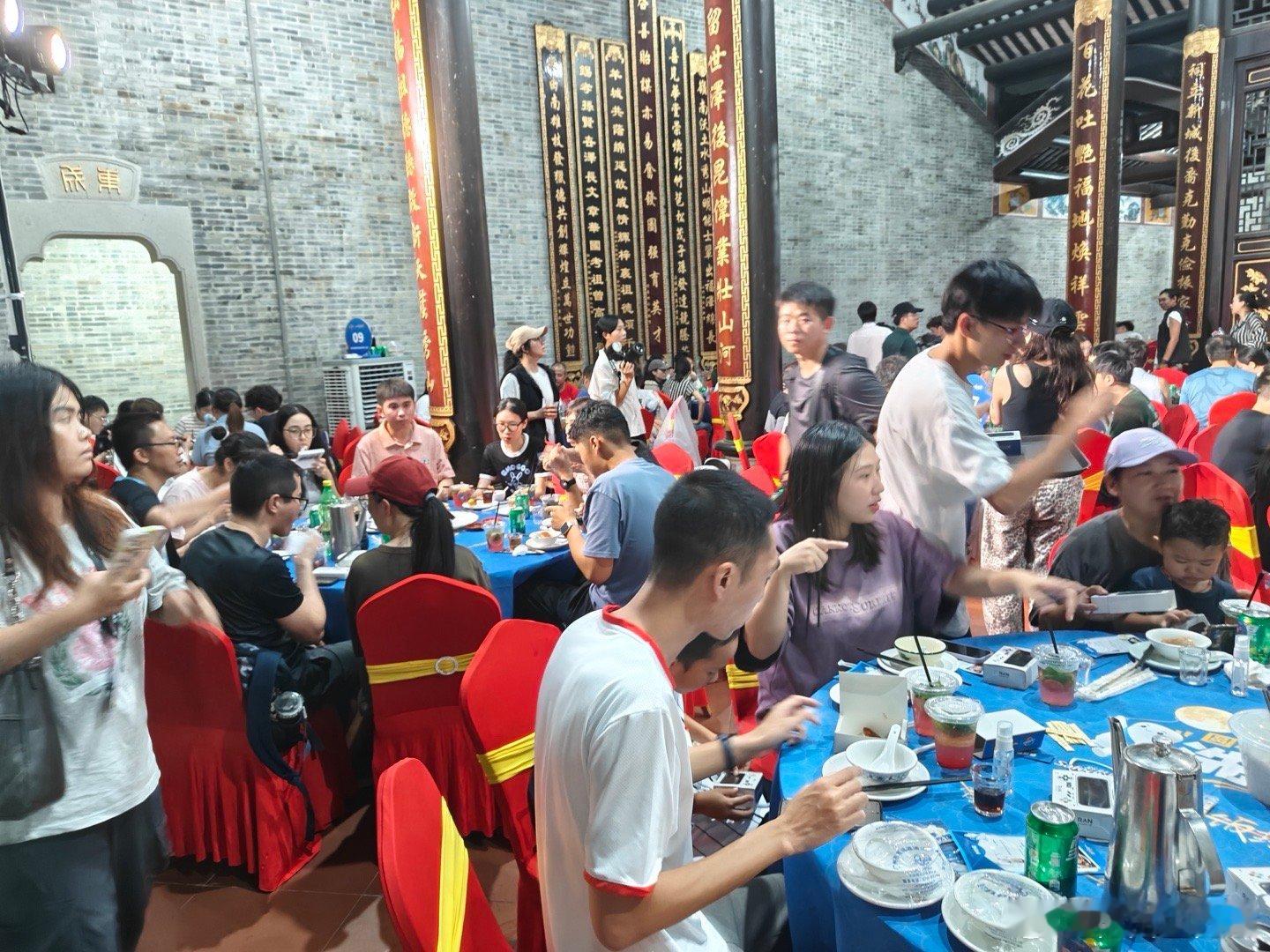 广东的席龙王来了也得吃 清蒸石斑鱼眼亮肉嫩，鲍汁扣鲍鱼颤巍巍，连主食都有叉烧包和