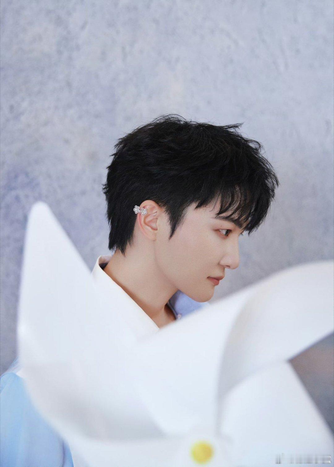 谁能拒绝周深的采访暴击！连环追问毛然鹤，锐评歌词、初恋对象等问题让对方汗流浃背，