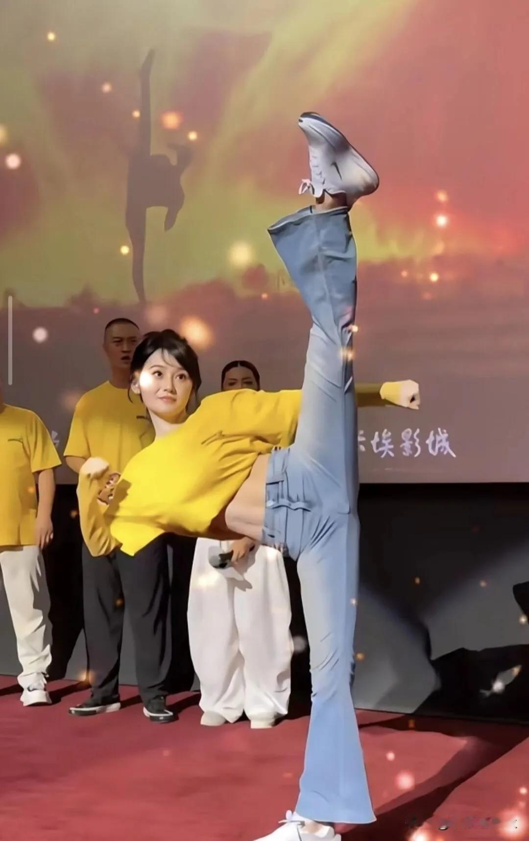 眼光毒辣！周星驰挑新人从不只看脸蛋
 
很多流量演员做不到的高难度动作，新人洪蕾