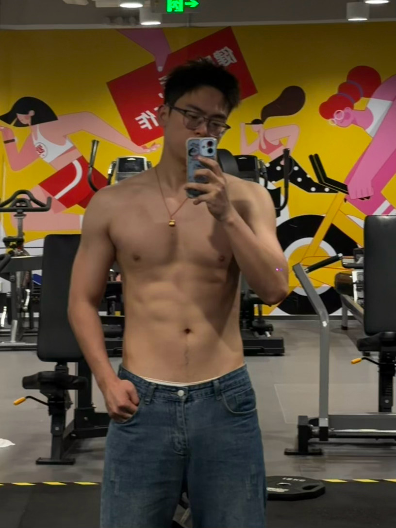 烫完头发像是一个很会粗口的直男趁着周末偷偷在公司赤膊 ​​​