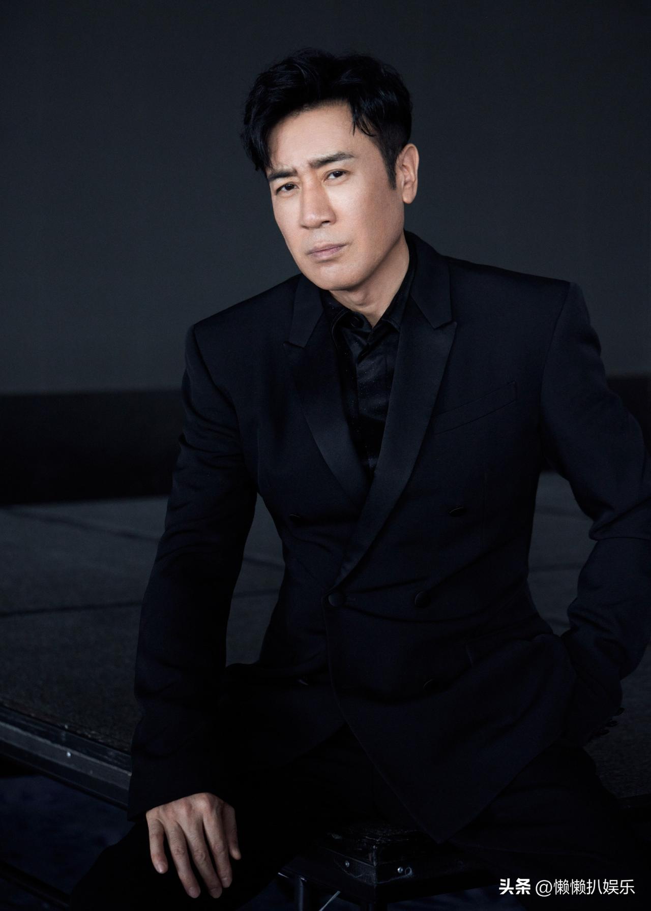 于和伟，一人千面，演技六边形战士
刘奕君，斯文骨相，亦正亦邪的张力
张译，克制内