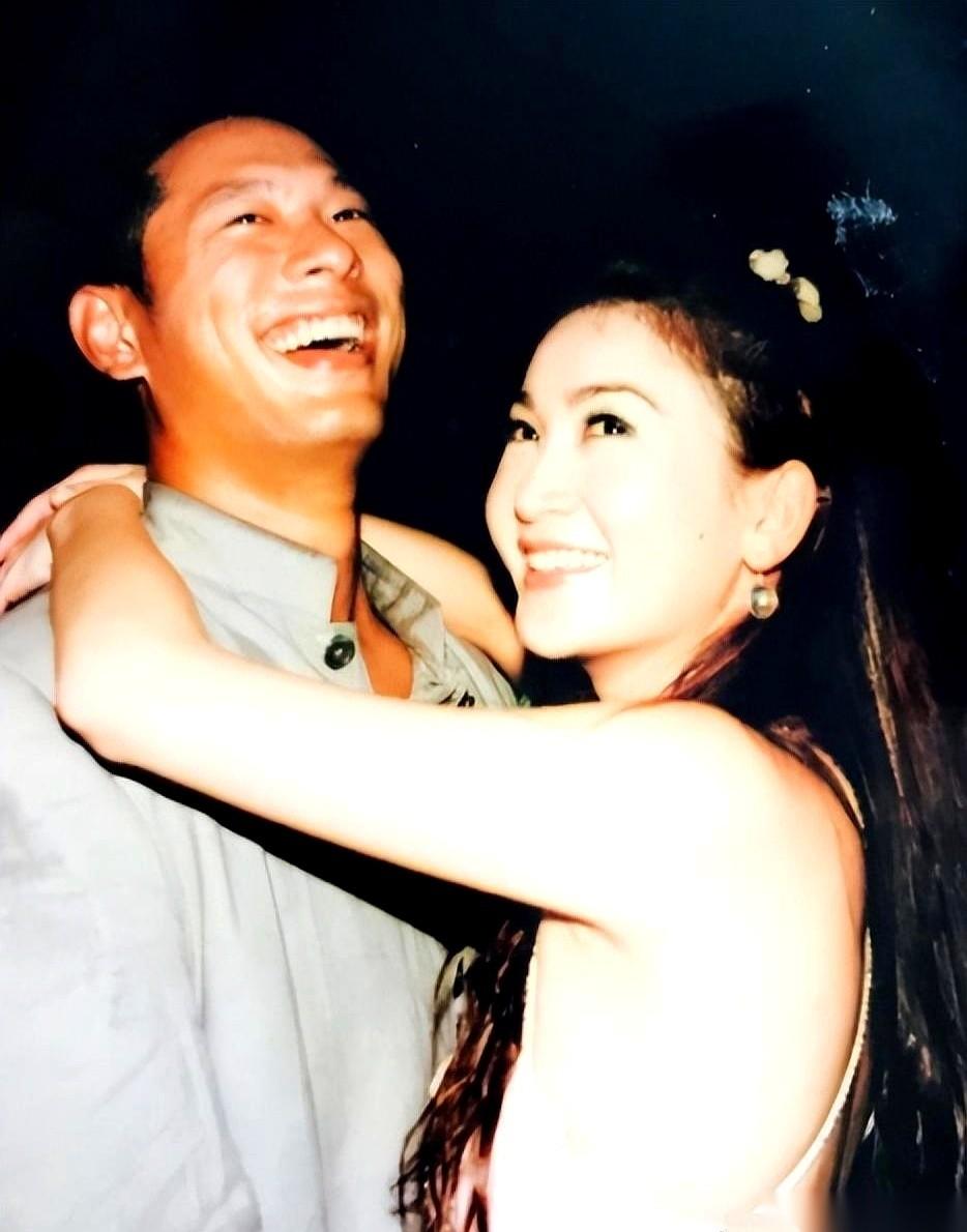 2006年，温碧霞拿着一张医院的检查单，纸边被手汗浸得发软。她把单子拍在桌上，对