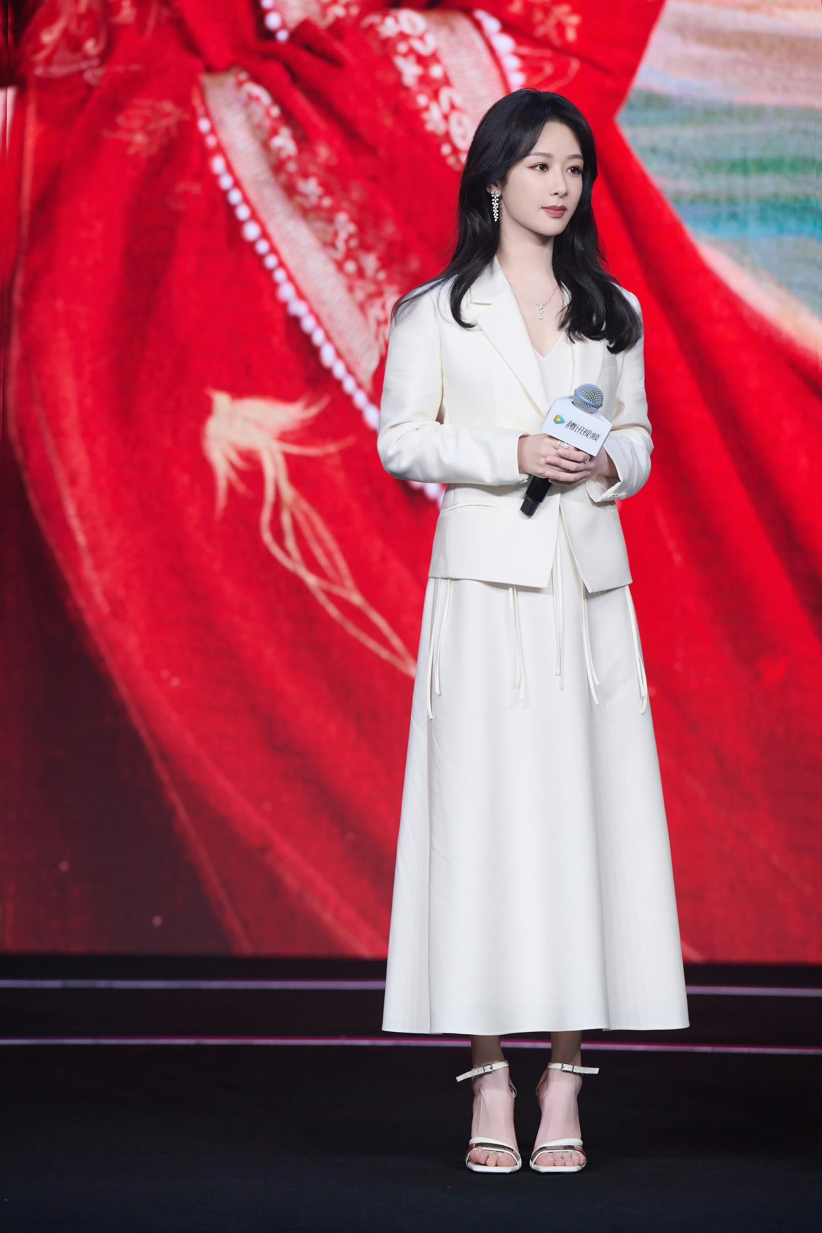 【杨紫】👠：白色一字带包后跟高跟凉鞋 ​​​