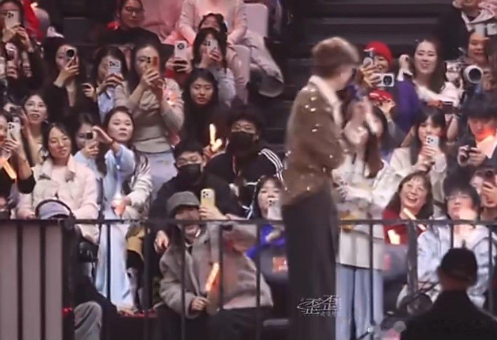 张杰演唱会幸运观众黄霄雲黄霄雲追星天花板实锤！现身张杰演唱会喜提5G黄金福利，《
