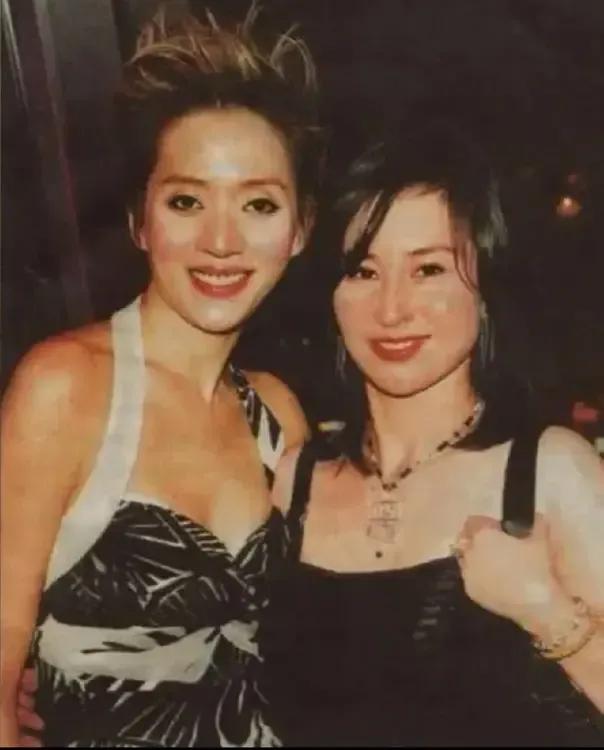 何超琼的个子并不高。
看看何超琼和女星、富婆们的合影，就知道何为名媛， 何为精英