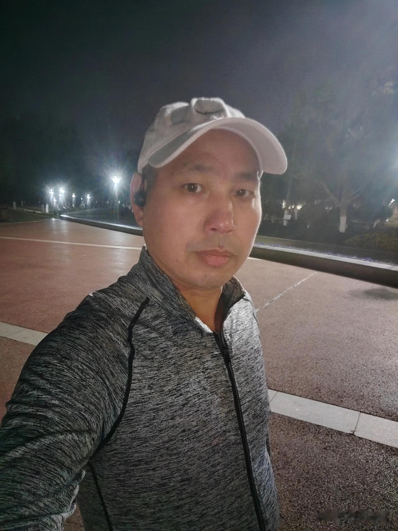 从12月13号回长沙，今晚是第二次跑步了，许久没锻炼跑起来有的气闷，肺活量跟不上