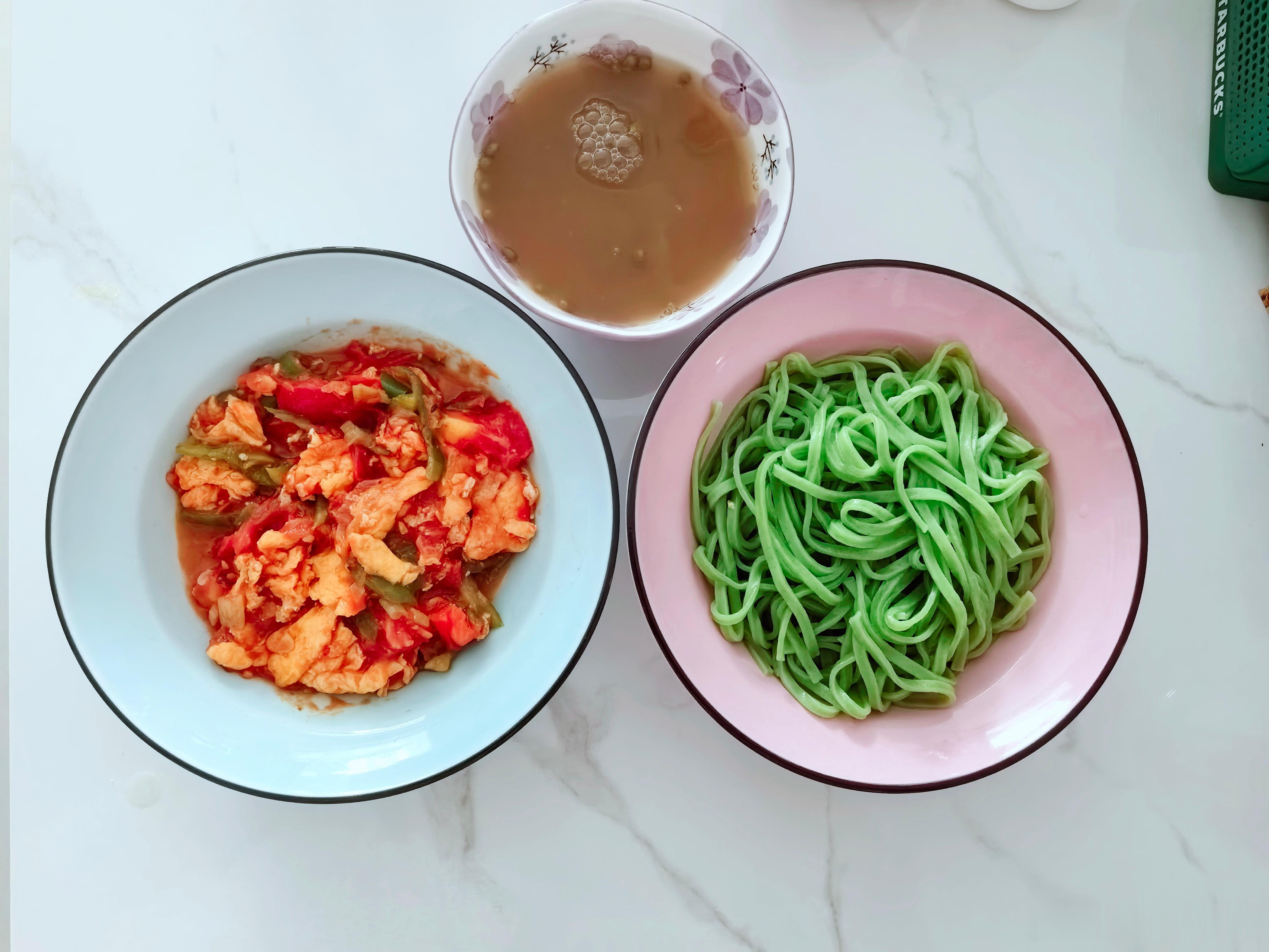 今日午餐 一碗绿豆汤，一盘菠菜面，一盘西红柿炒鸡蛋，今日午餐结束！不过天热胃口真