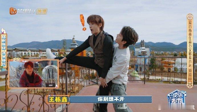 王栎鑫舔一下嘴把自己毒死了 王栎鑫的《爷爷十八岁》名场面必须反复看！舔嘴毒死自己