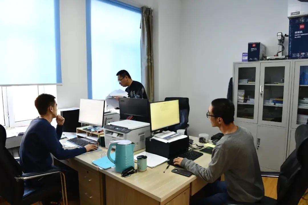 很多单位不是琢磨事，而是琢磨人：无形斗兽场里的职场困境
 
一位社会观察人员说: